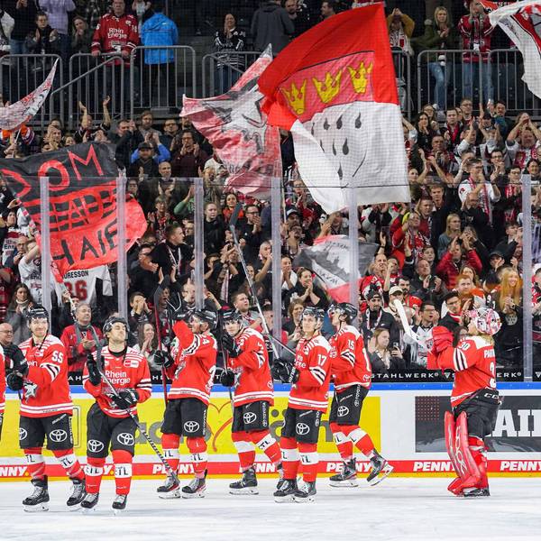 Die Kölner Mannschaft feiert den Derbysieg auf einer Ehrenrunde mit den Fans.