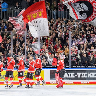 Die Kölner Mannschaft feiert den Derbysieg auf einer Ehrenrunde mit den Fans.