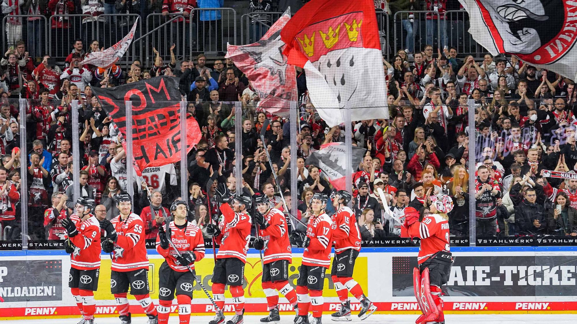 Die Kölner Mannschaft feiert den Derbysieg auf einer Ehrenrunde mit den Fans.