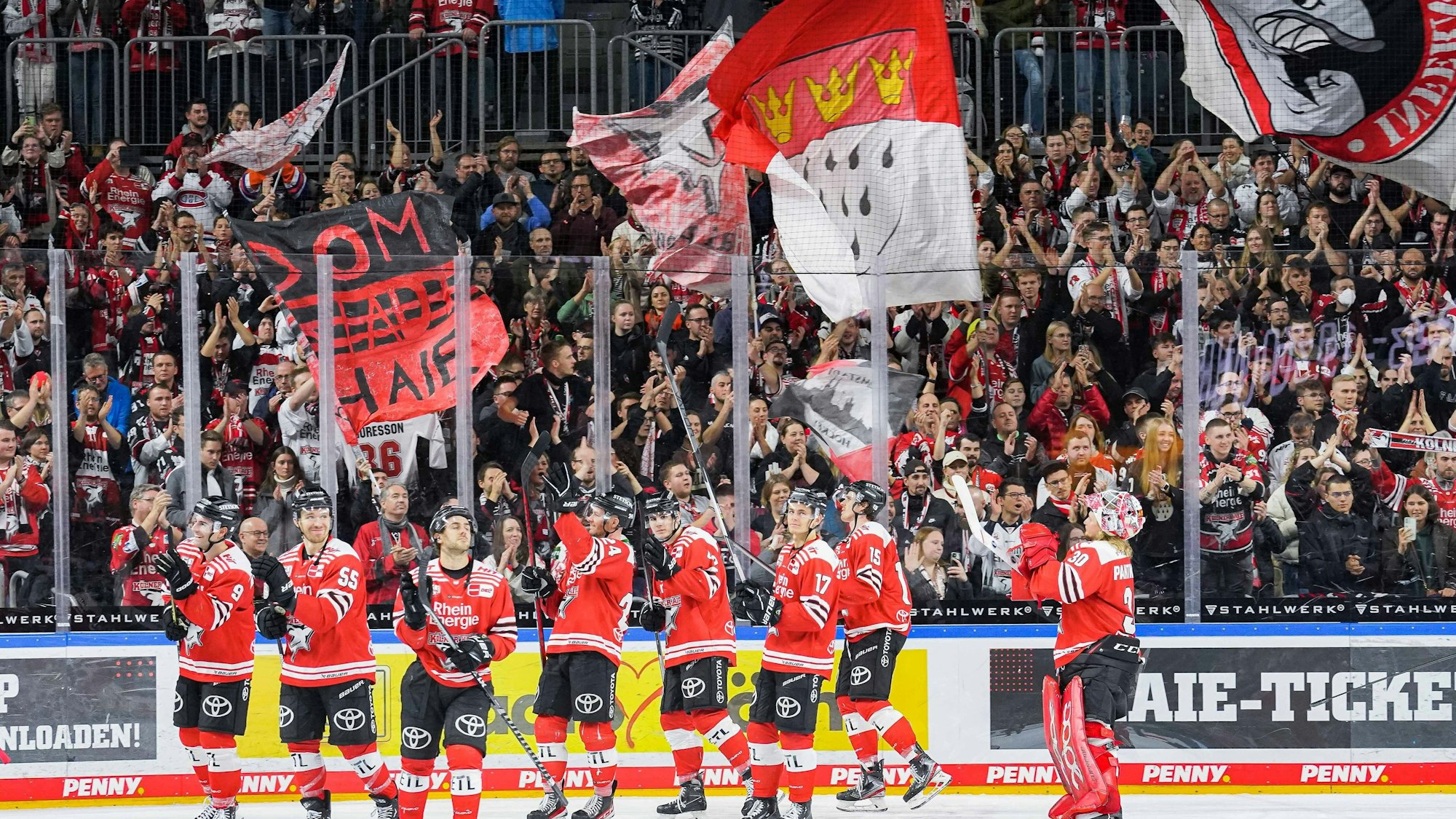 Die Kölner Mannschaft feiert den Derbysieg auf einer Ehrenrunde mit den Fans.