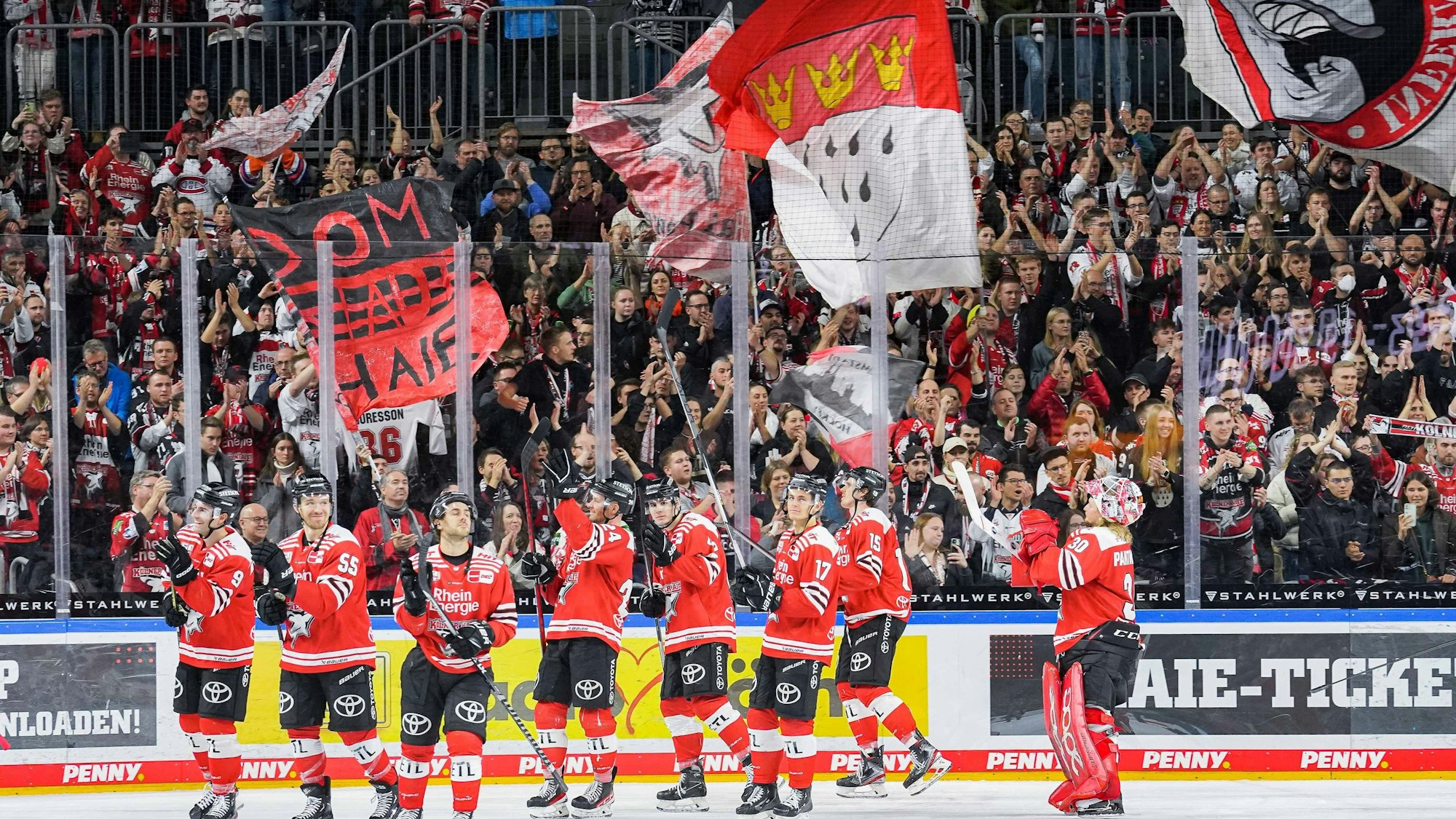 Die Kölner Mannschaft feiert den Derbysieg auf einer Ehrenrunde mit den Fans in der Lanxess-Arena.