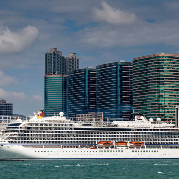Die „Viking Orion“ fährt im Hafen von Hong Kong ab. Im Hintergrund sind mehrere Hochhäuser zu sehen.