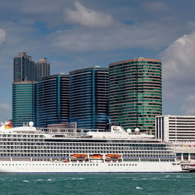 Die „Viking Orion“ fährt im Hafen von Hong Kong ab. Im Hintergrund sind mehrere Hochhäuser zu sehen.