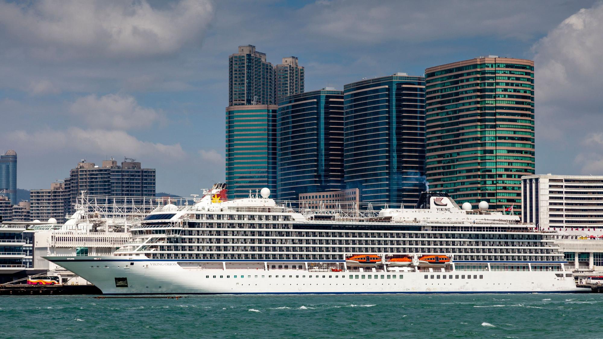 Die „Viking Orion“ fährt im Hafen von Hong Kong ab. Im Hintergrund sind mehrere Hochhäuser zu sehen.