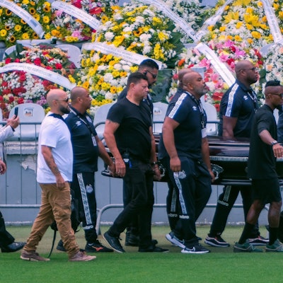 Der Sarg mit dem Leichnam der brasilianischen Fußballgröße Pelé wird in das Stadion Vila Belmiro getragen.