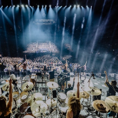 Eine Konzerthalle mit Publikum und Band.