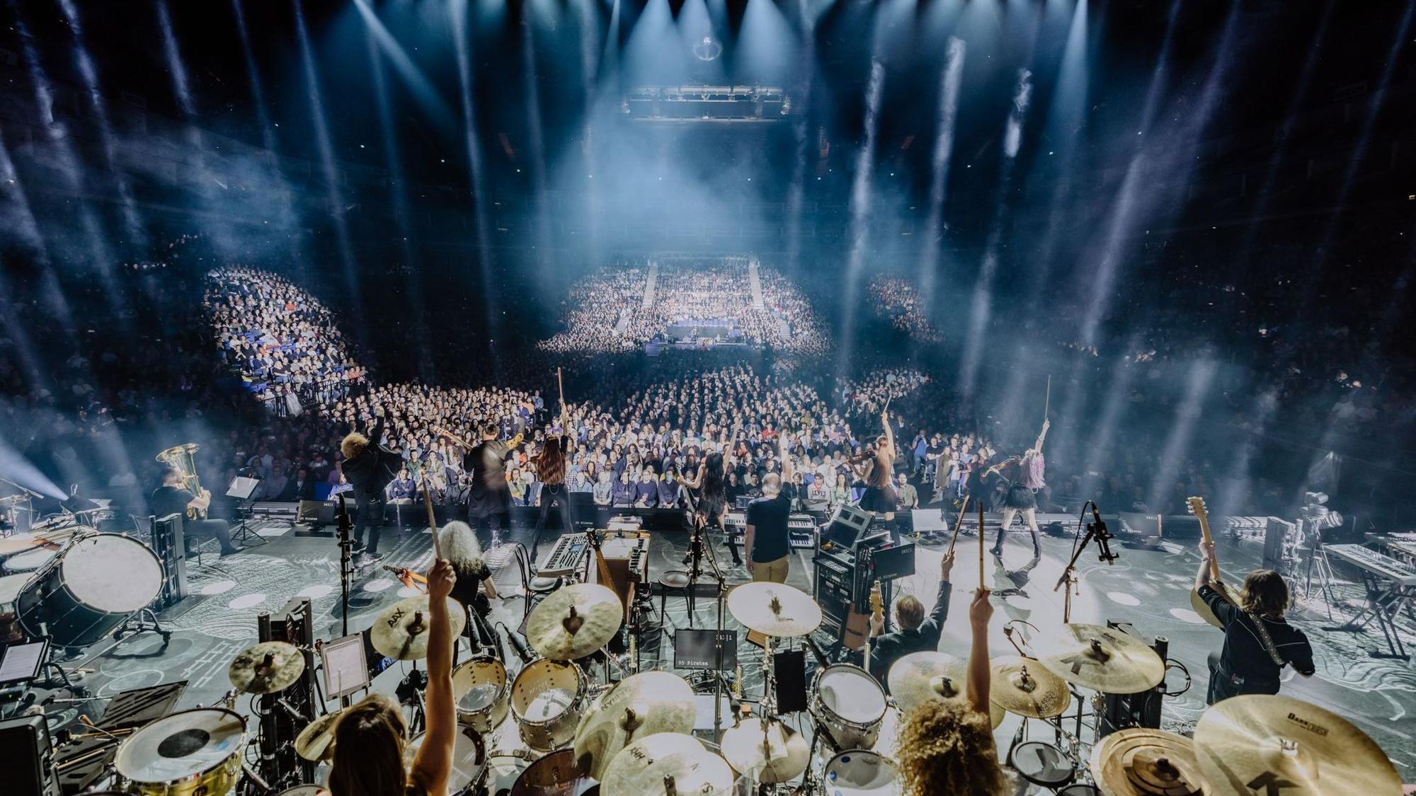 Eine Konzerthalle mit Publikum und Band.