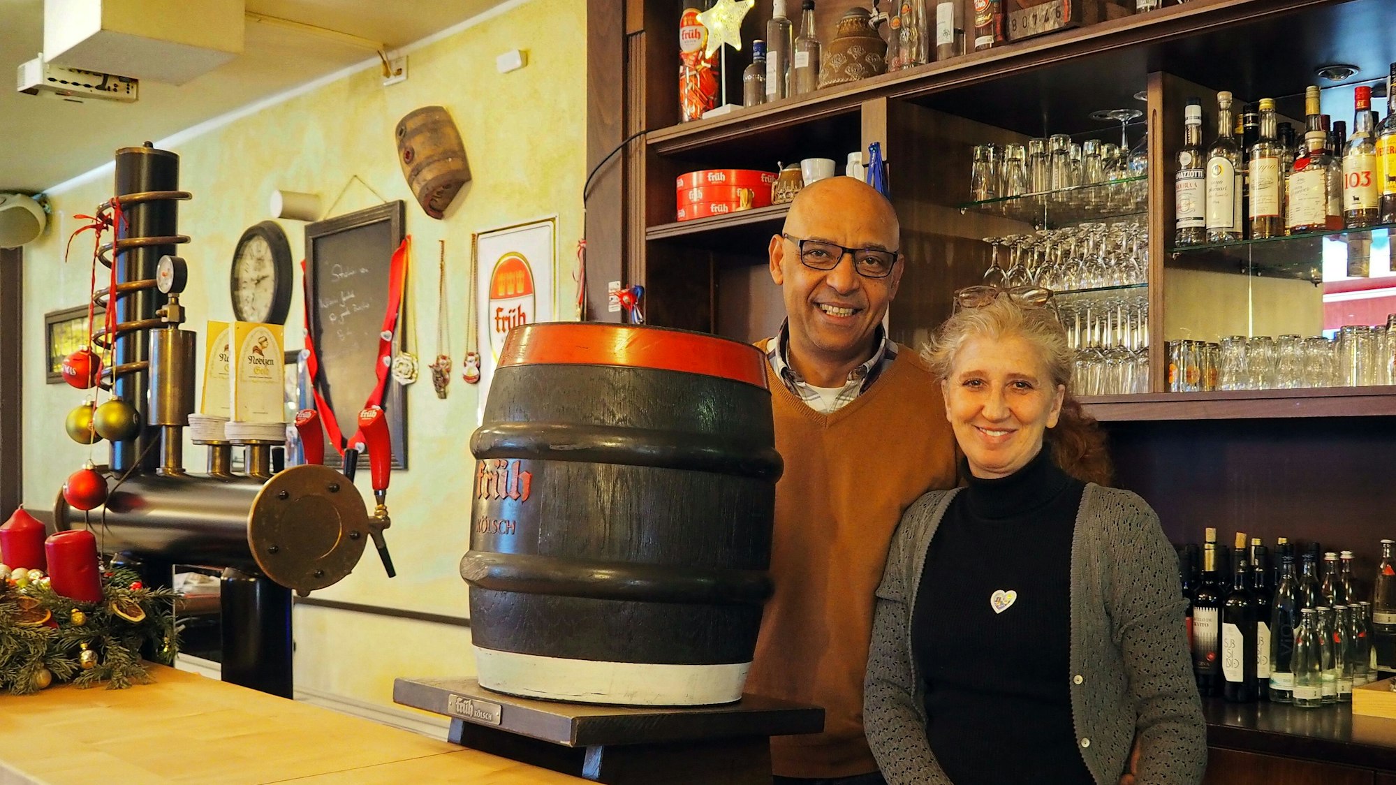 Die beiden Besitzer des „Brauhaus am Kloster“ hinter ihrer Theke.