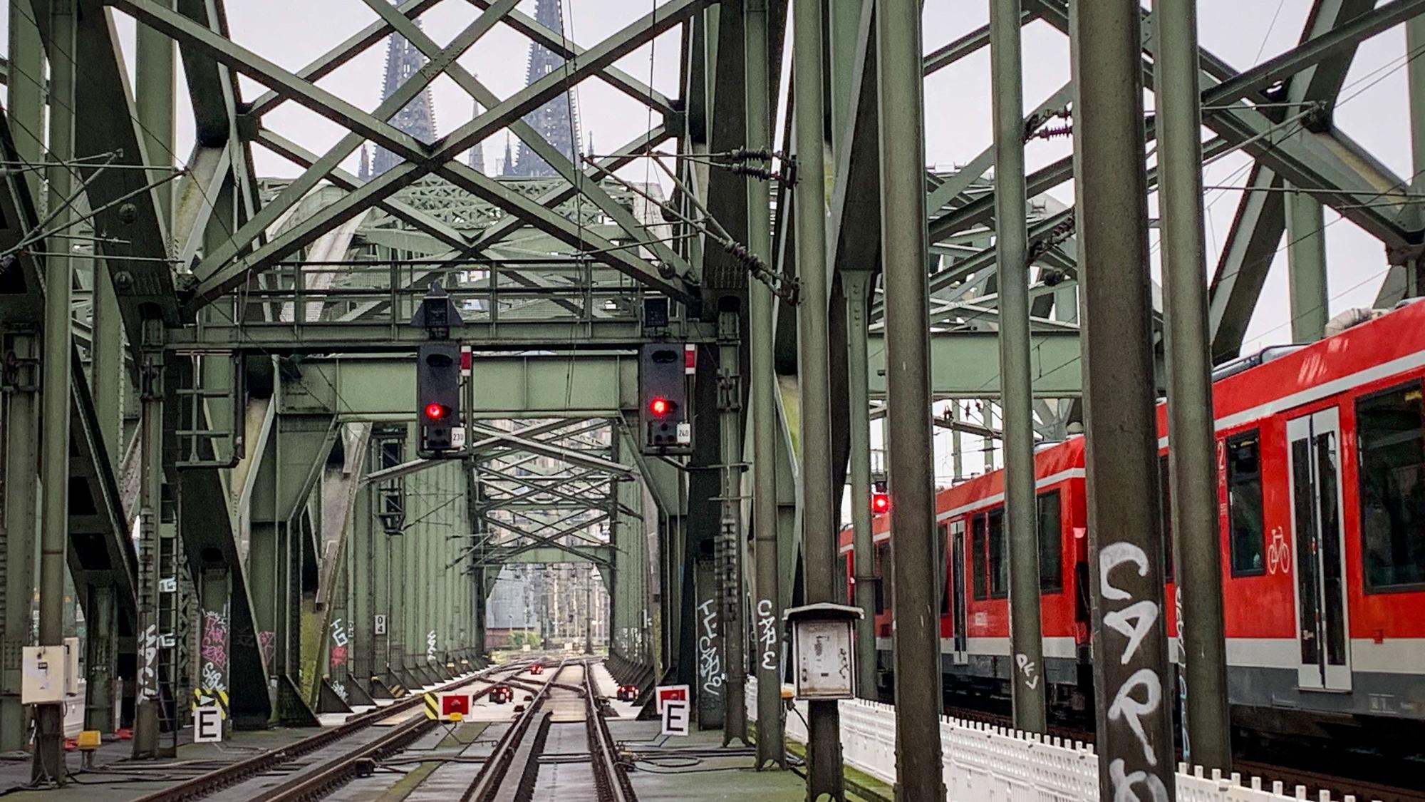 An den letzten beiden August-Wochenenden plant die Deutsche Bahn Bauarbeiten im Bereich Kölner Hauptbahnhof (Archivbild).