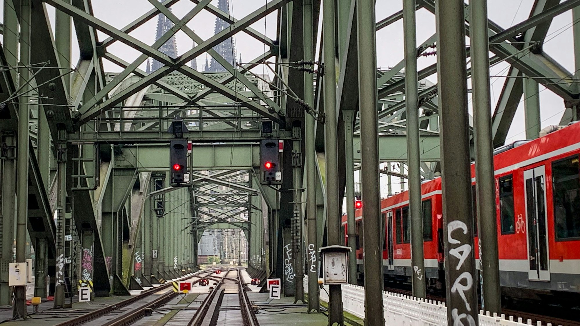 An den letzten beiden August-Wochenenden plant die Deutsche Bahn Bauarbeiten im Bereich Kölner Hauptbahnhof (Archivbild).