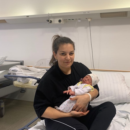 Mutter Irina und Neujahrsbaby Dominic