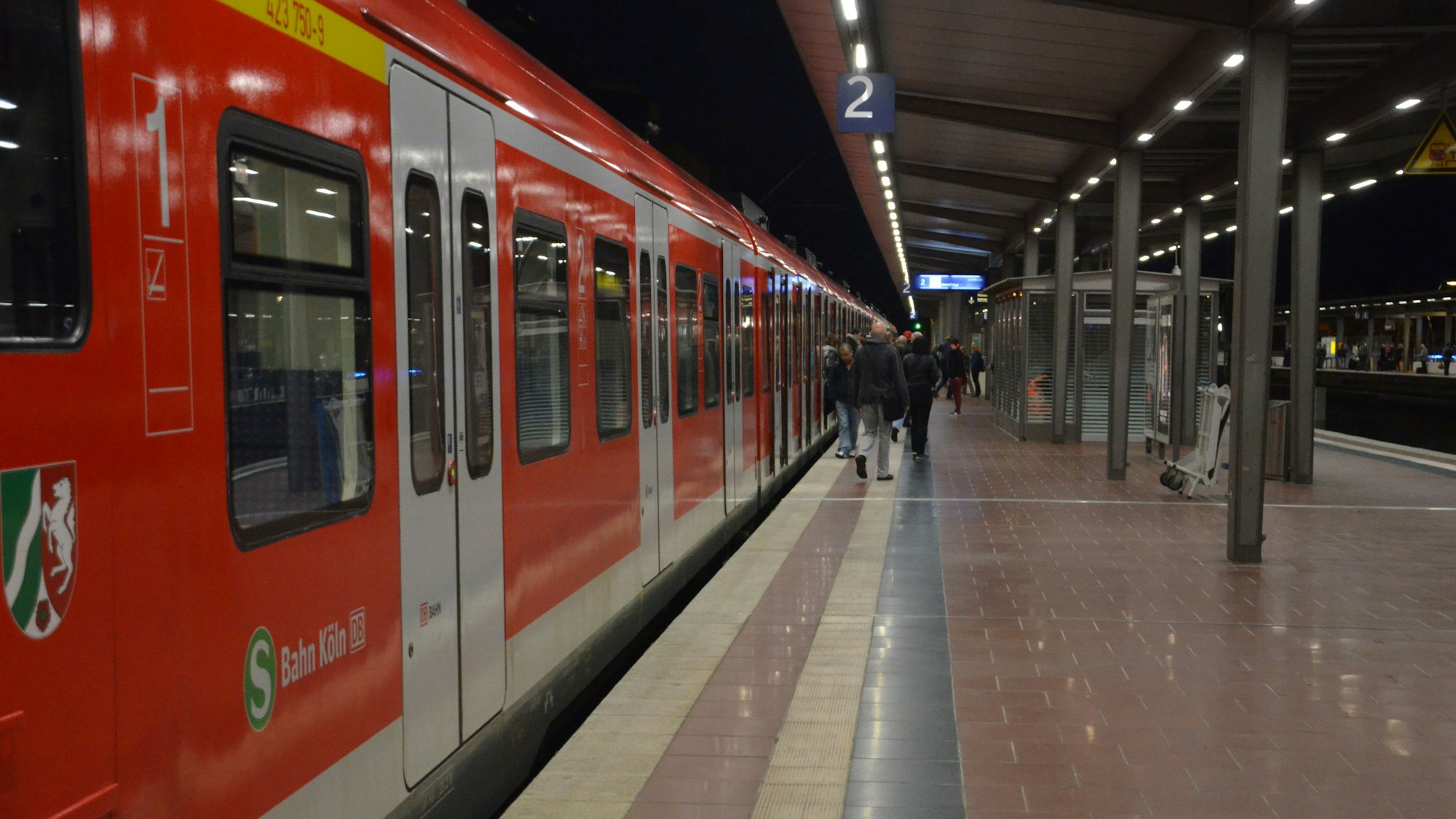 Eine Regionalbahn am Bahnhof Siegburg.