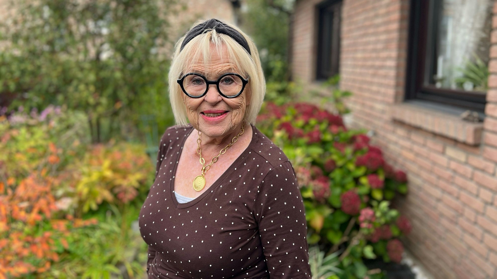 Apnoetaucherin Hannelore Becker in ihrem Garten in Porz-Zündorf.