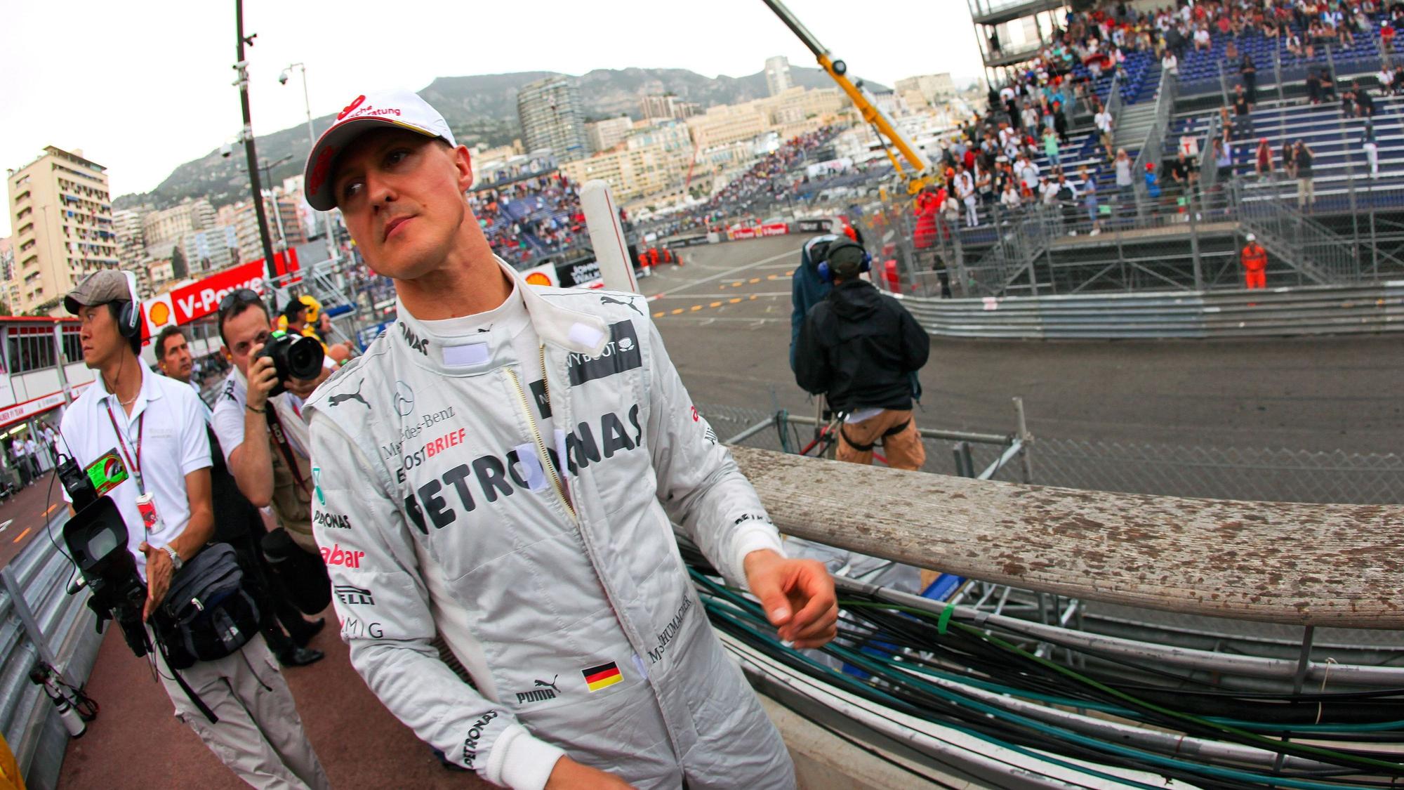 Der damalige Formel-1-Fahrer Michael Schumacher von Mercedes AMG in der Boxengasse während des zweiten Trainings auf der Rennstrecke von Monte Carlo in Monaco.