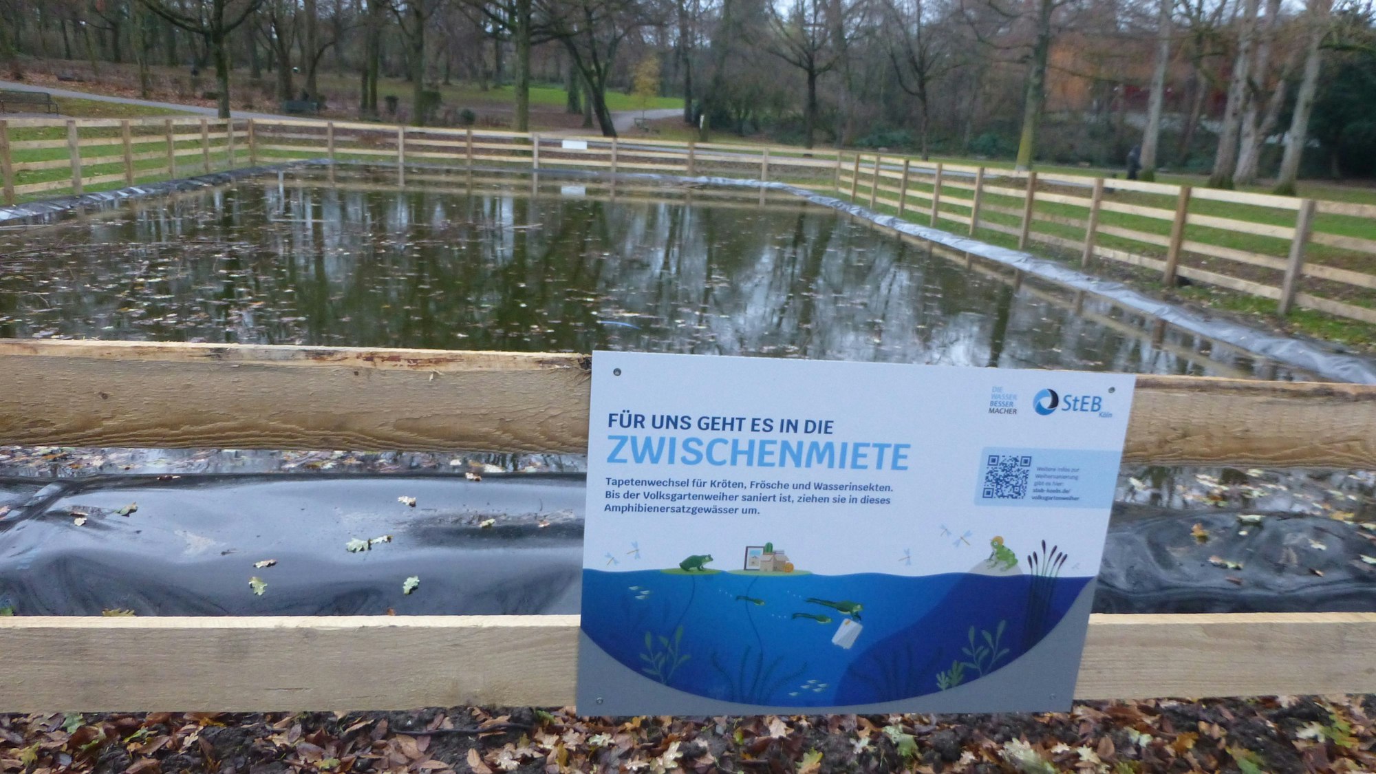 Ein Schild am Volksgartenweiher mit der Aufschrift: Für uns geht es in die Zwischenmiete.