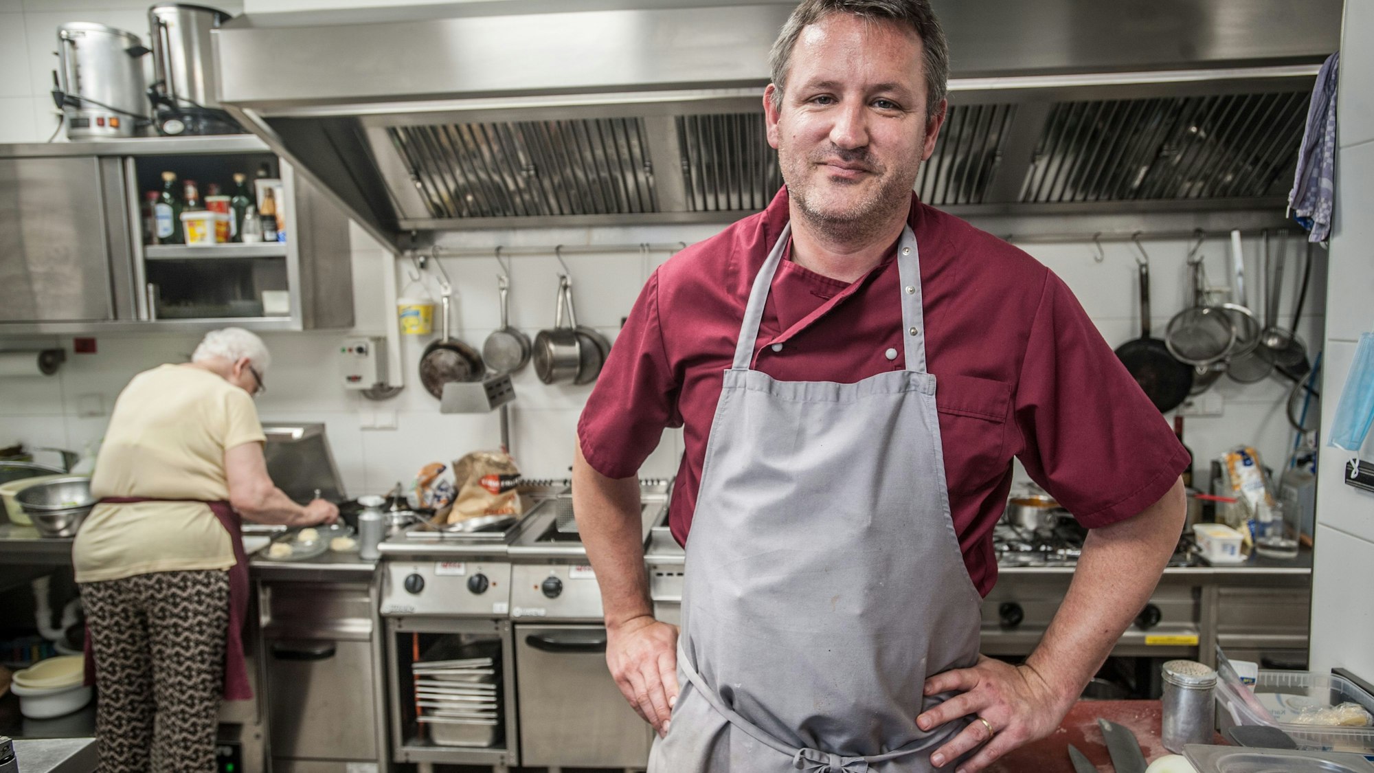 In der Küche: Hagen Norhausen, der bei den Gästen wäre, wenn er einen Koch finden würde. Sein Glück:Seine 84-jährige Mutter Ingrid Norhausen arbeitet aus Überzeugung mit und weil sie es gerne macht.Gaststätte Norhausen, Rheindorf Foto: Ralf Krieger