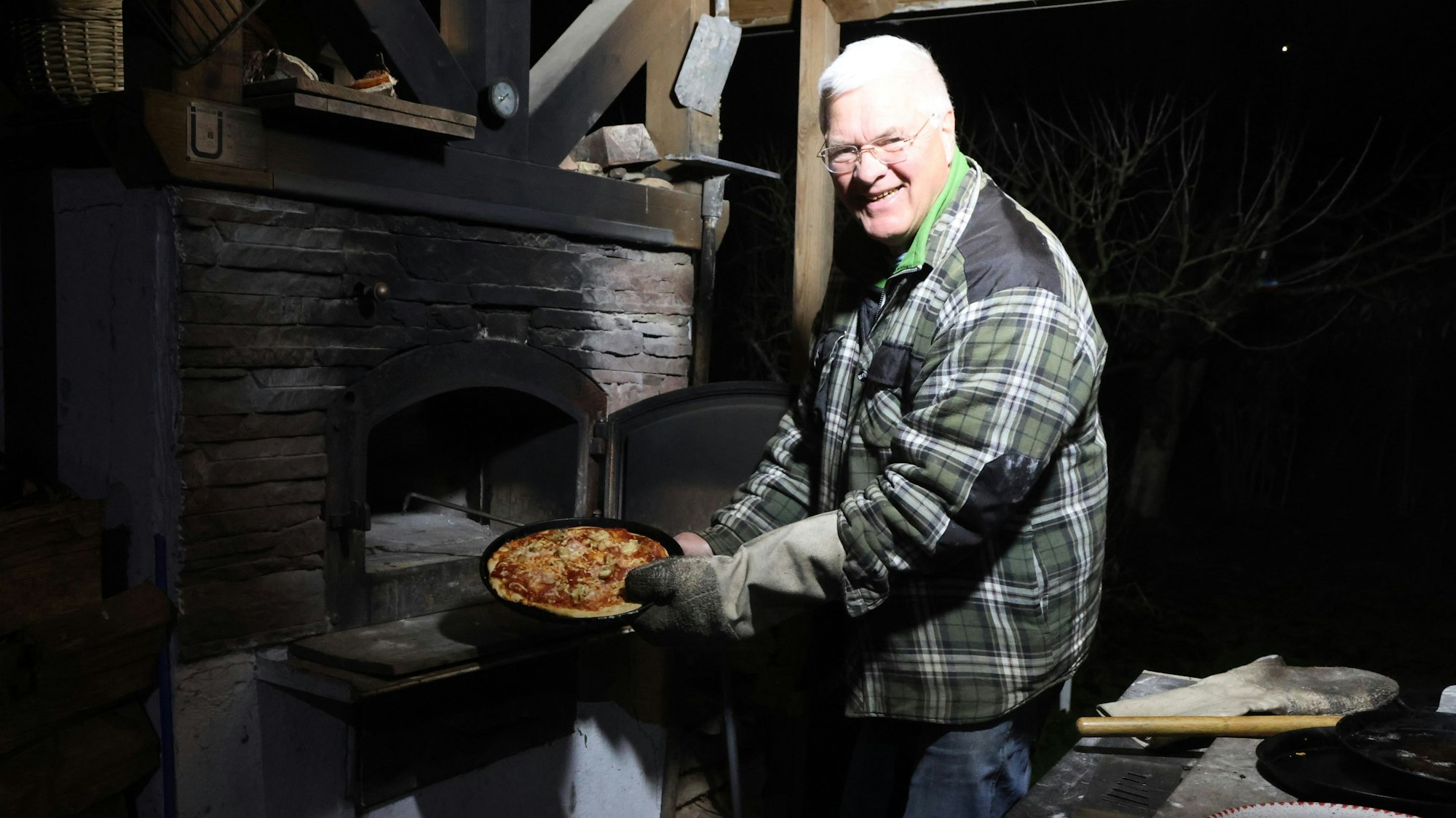 In der Wiehler Ortschaft Soelsiefen gibt es seit über 20 Jahren eine besondere Tradition. Dort backt der Imker Wolfgang Müller, hier im Dezember 2022, „Neujahrsbrot“.