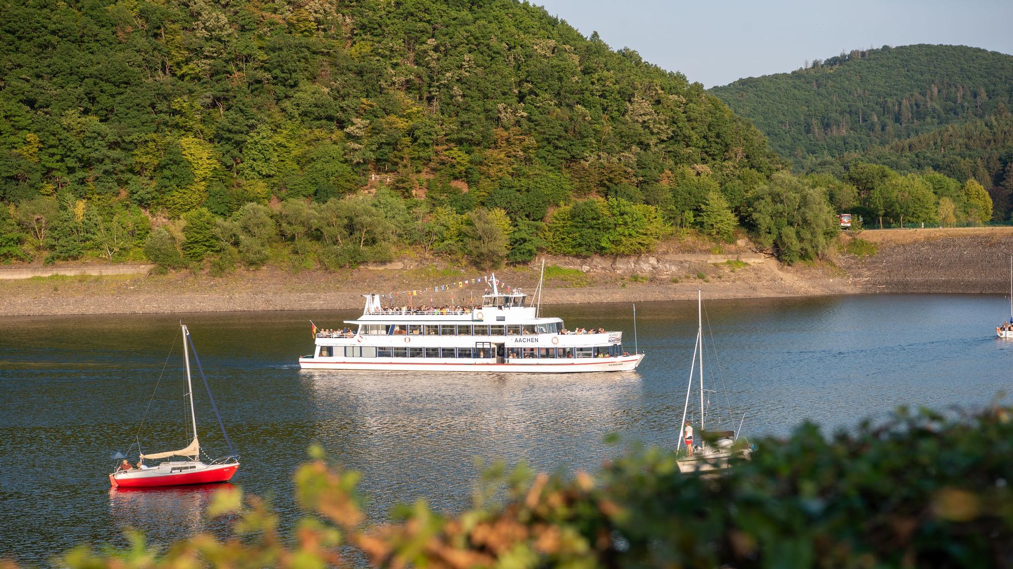 Ein Schiff auf dem Fluss