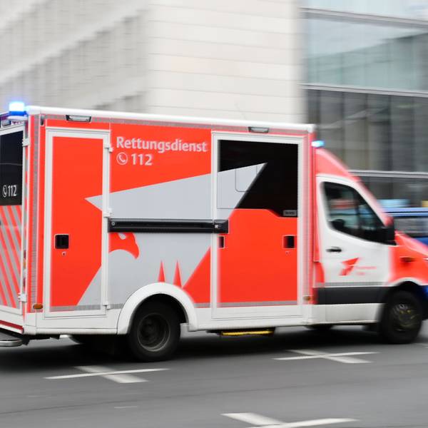 Ein Einsatzfahrzeug des Rettungsdienstes fährt durch Köln.