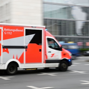 Ein Einsatzfahrzeug des Rettungsdienstes fährt durch Köln.