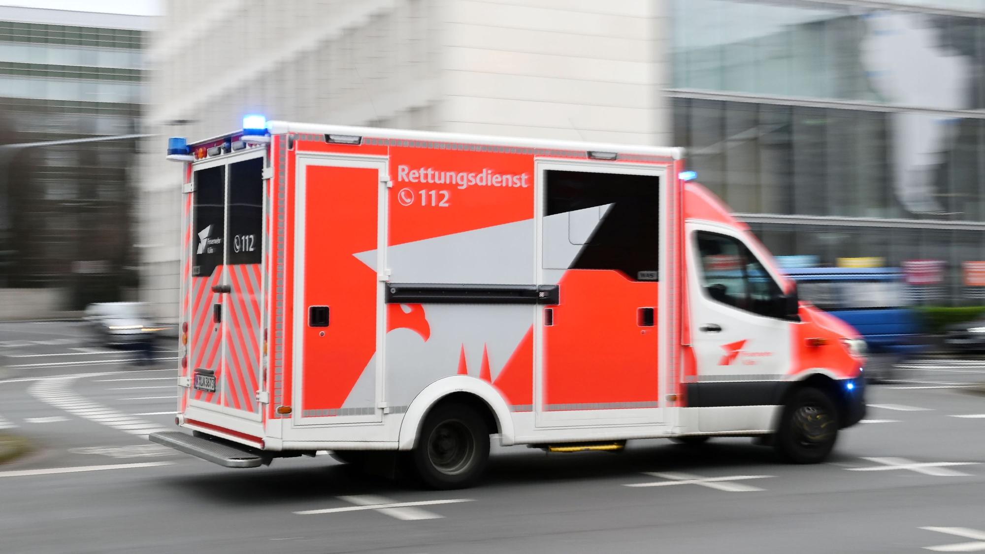 Ein Einsatzfahrzeug des Rettungsdienst fährt auf einer Straße.