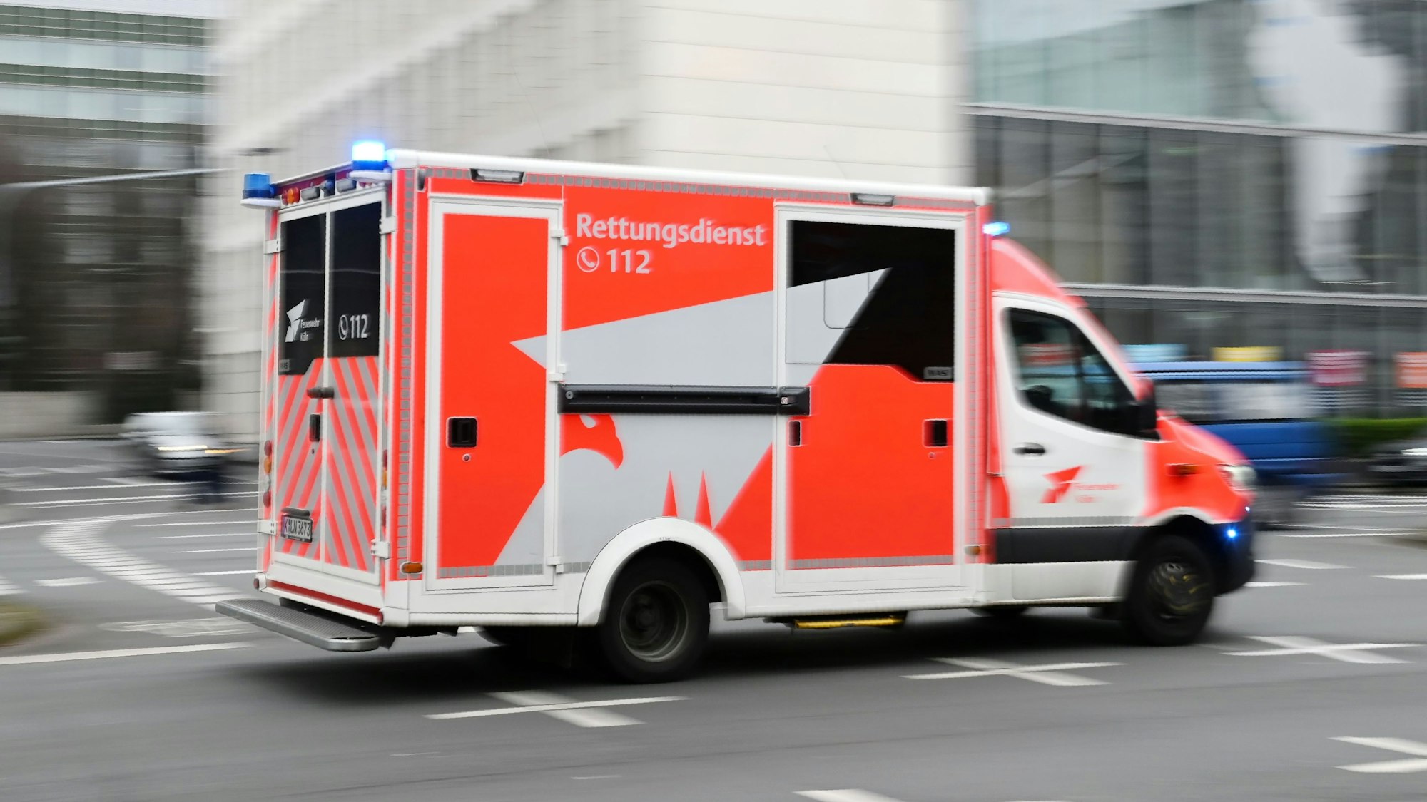 Ein Einsatzfahrzeug des Rettungsdienstes fährt durch Köln.