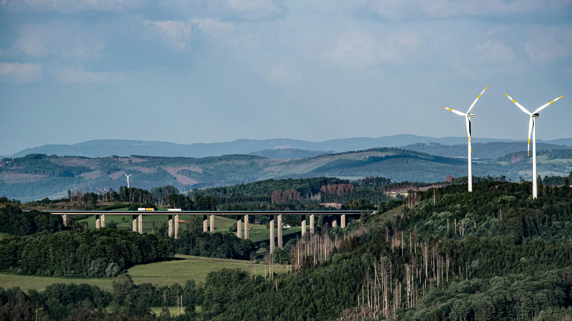 Zwei Windräder stehen bei Gummersbach-Hardt an der Grenze zu Drolshagen.