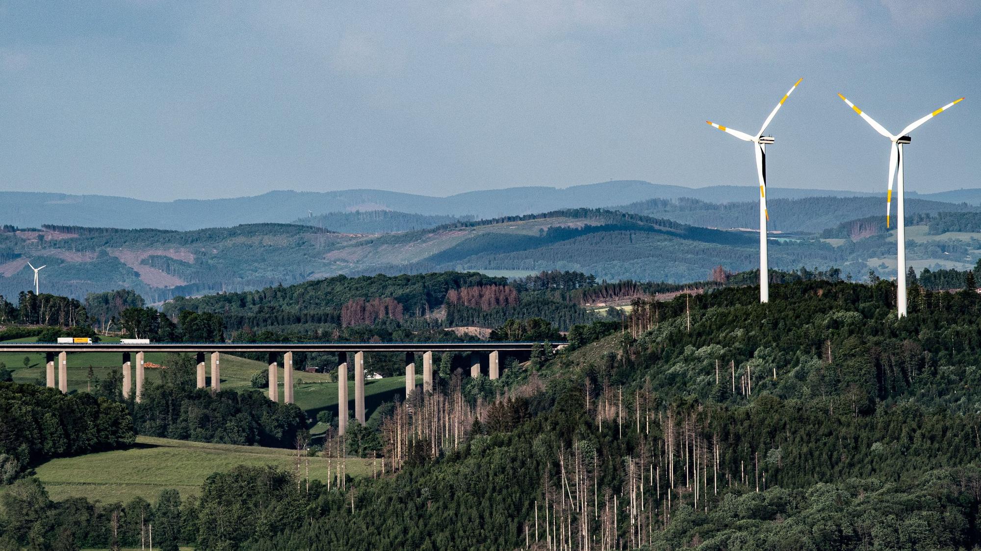 Windräder im Oberbergischen, hier im Bild: Anlagen bei Gummersbach-Hardt, nahe der Grenze Drolshagen. Im Hintergund ist die A 45, also die Sauerlandlinie, zu sehen. Genauer: die Autobahntalbrücke bei Piene.