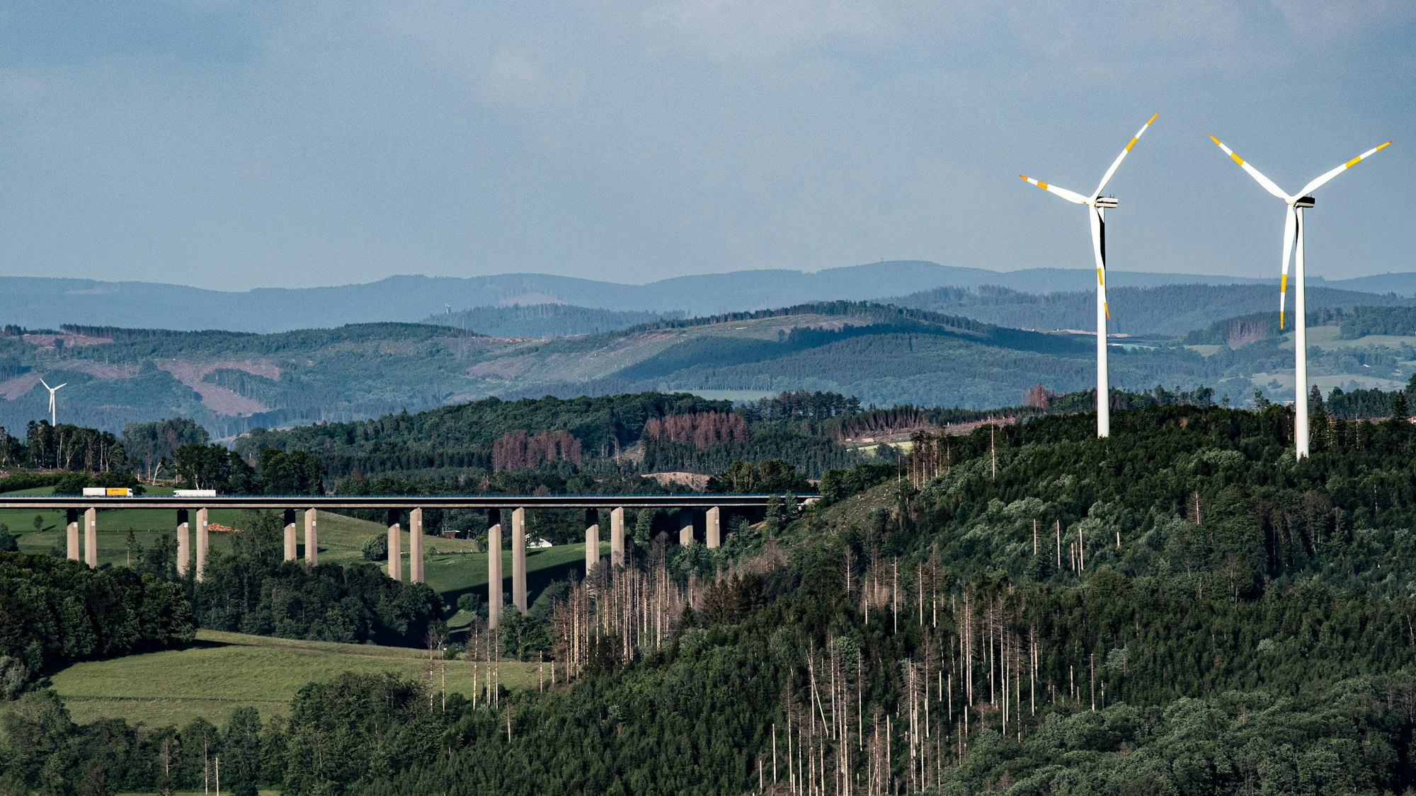 Windräder im Oberbergischen, hier im Bild: Anlagen bei Gummersbach-Hardt, nahe der Grenze Drolshagen. Im Hintergund ist die A 45, also die Sauerlandlinie, zu sehen. Genauer: die Autobahntalbrücke bei Piene.
