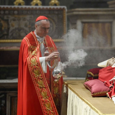 Kardinal Mauro Gambetti, Generalvikar des Papstes für die Vatikanstadt und Erzpriester des Petersdoms, schwenkt ein Weihrauchfass neben dem aufgebahrten Leichnam des emeritierten Papstes Benedikt XVI. im Petersdom.