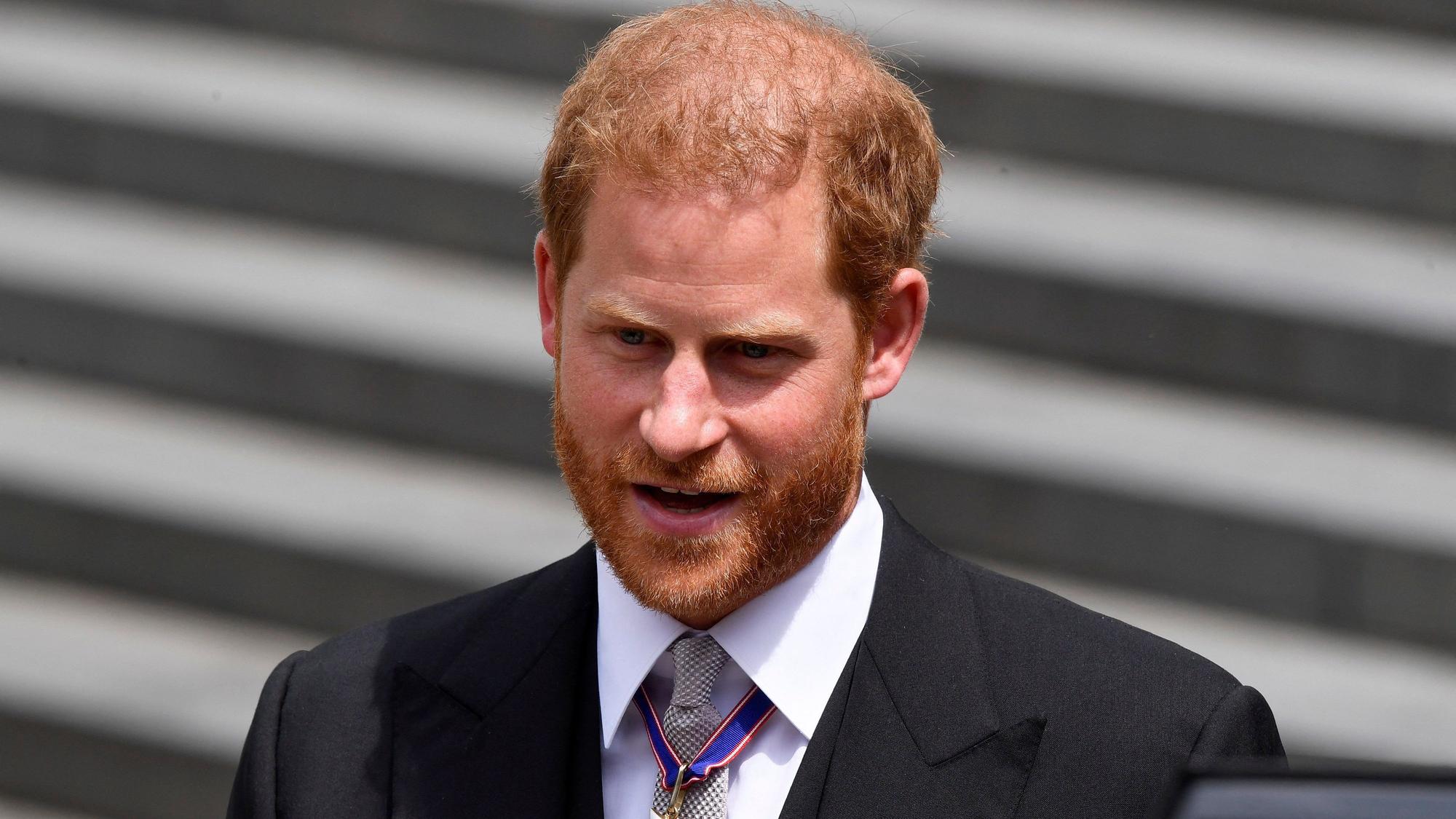 Der britische Prinz Harry verlässt am zweiten Tag der Feierlichkeiten zum Platinjubiläum der Queen die St. Paul's Cathedral.