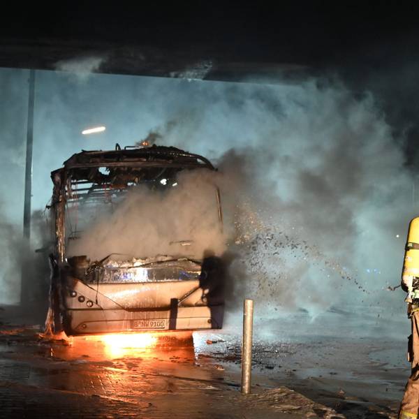 Berlin: Feuerwehrleute löschen an der Sonnenallee einen Reisebus, der von Unbekannten angezündet worden war.