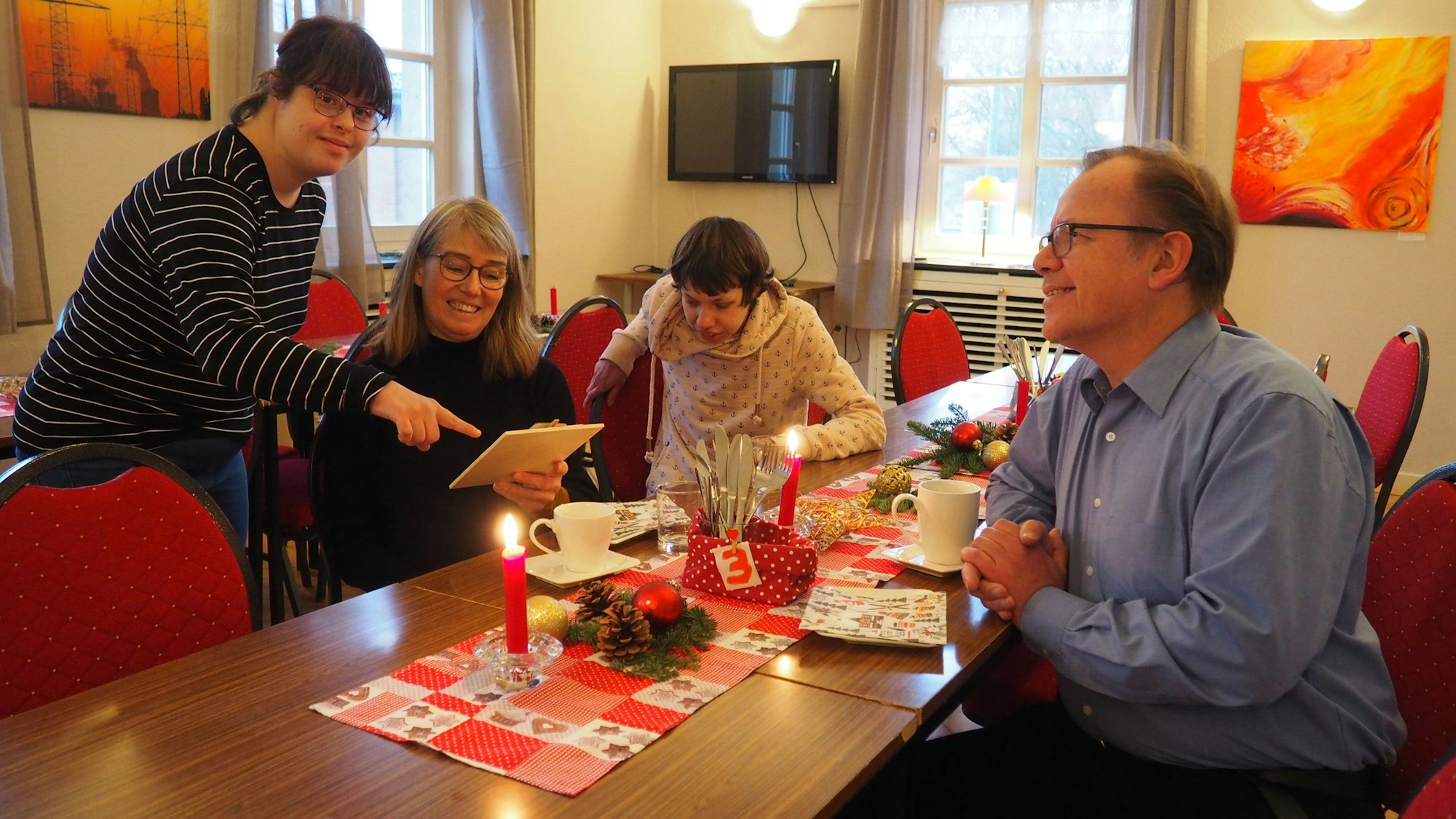Vier Menschen sitzten zusammen am Tisch