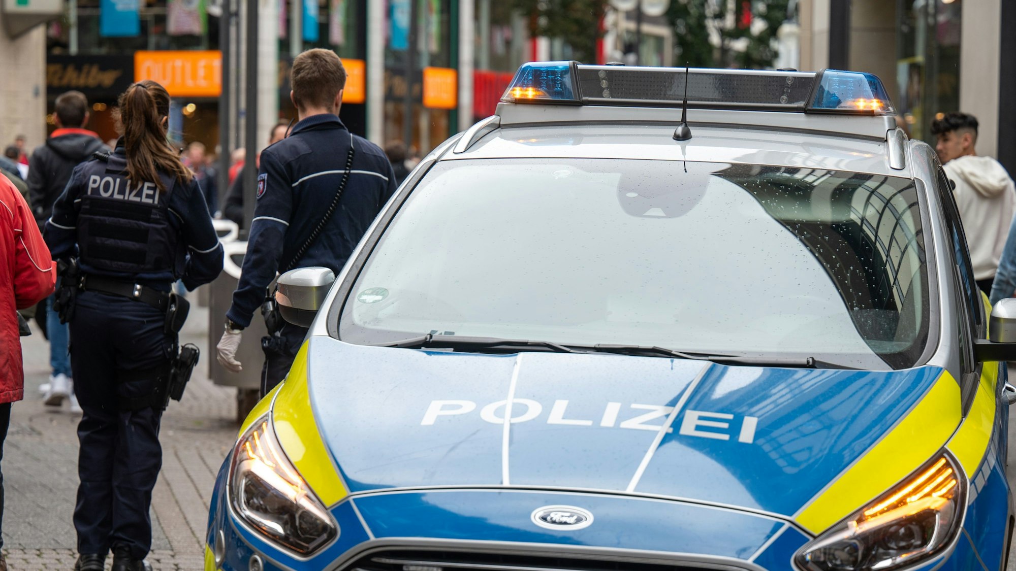 17.09.2022, Köln:Die Polizei ist in der Schildergasse im Einsatz. Foto: Uwe Weiser