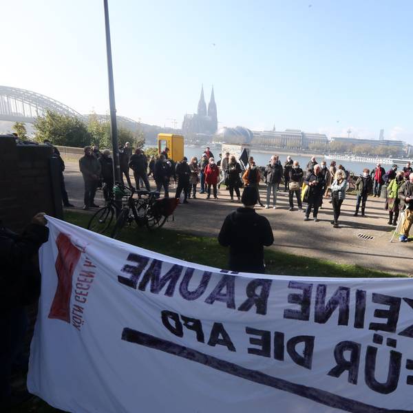 Das Bild zeigt eine Versammlung von „Köln gegen Rechts“ anlässliche einer geplanten AfD-Veranstaltung aus dem Jahr 2021.