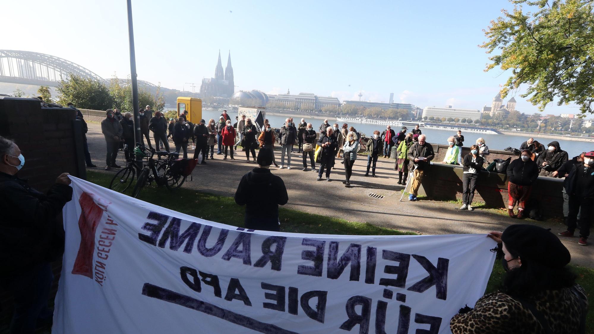 Das Bild zeigt eine Versammlung von „Köln gegen Rechts“ anlässliche einer geplanten AfD-Veranstaltung aus dem Jahr 2021.