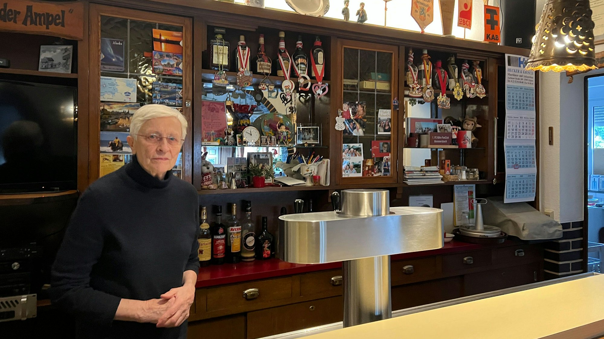 Marlies Wolter, hier im Dezember 2022, gibt die Gaststätte „Wolter“ in Horrem an Neujahr schweren Herzens auf.