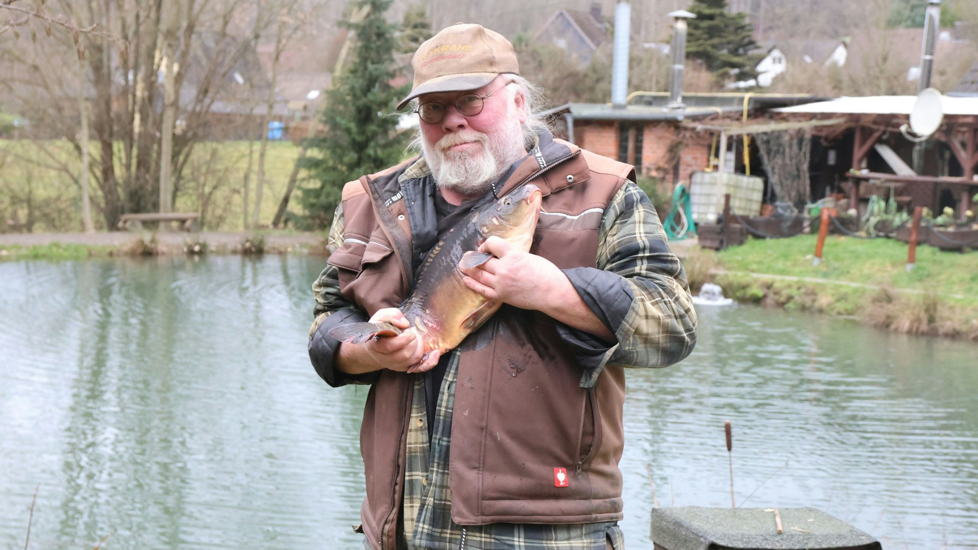 Bei Bernd Schopbach von der Fischzucht Frömmersbach, hier im Dezember 2022, sind Karpfen gefragt.