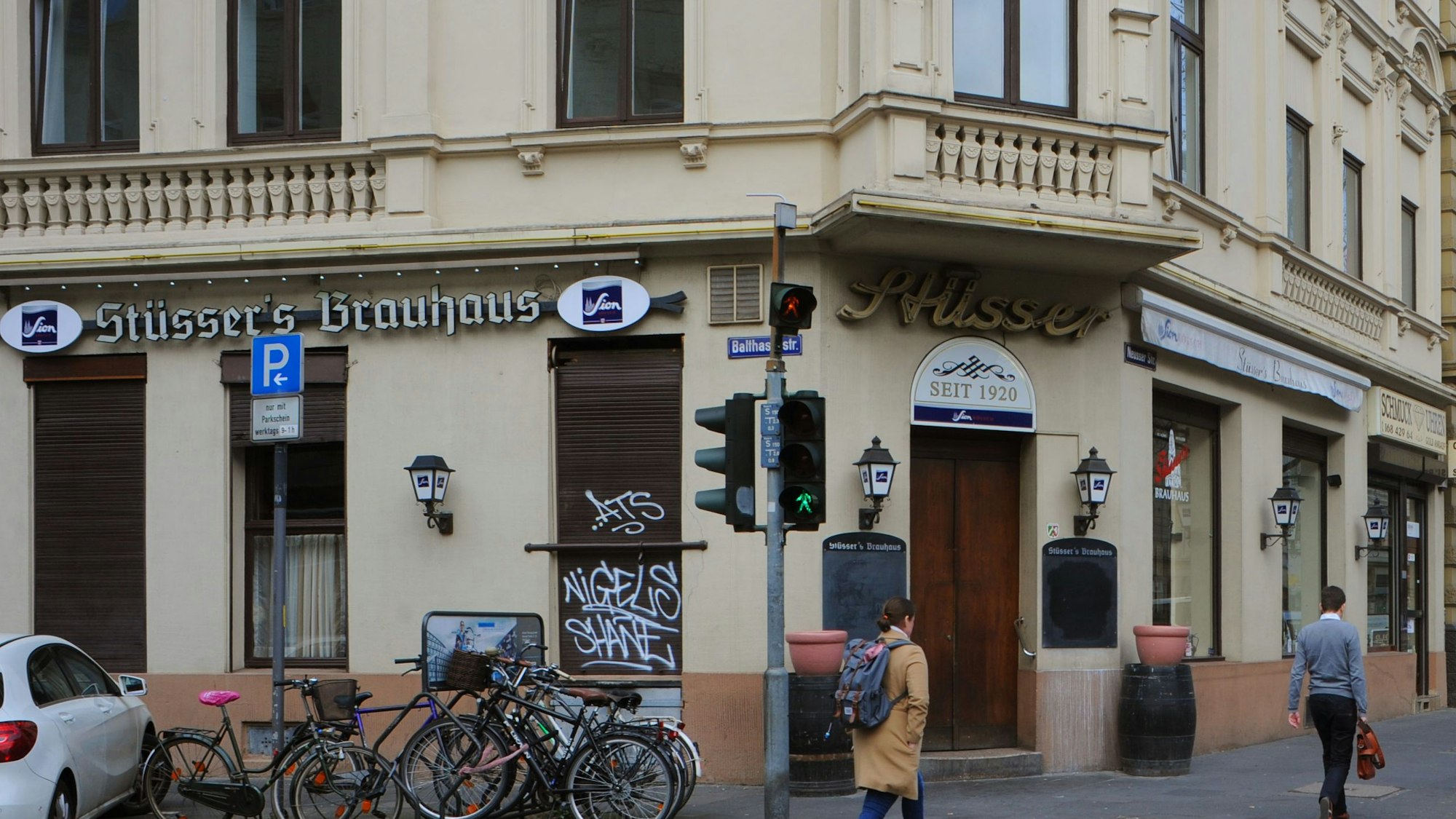 Außenansicht des Traditionsbrauhaus bei gutem Wetter. Rechts im Hintergrund St. Agnes.