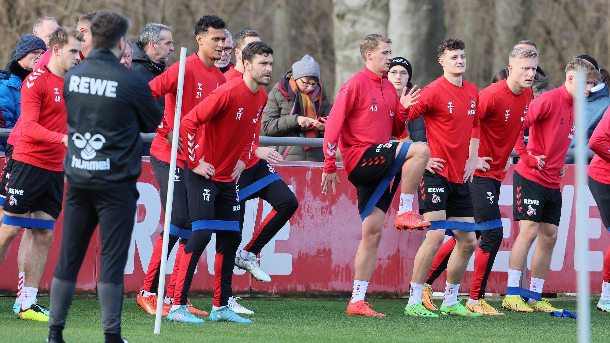 Die FC-Profis beim Mannschaftstraining, sie machen Übungen mit Elastikbändern.