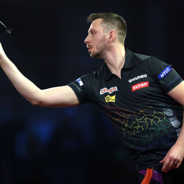 Darts-Profi Florian Hempel wirft bei der Darts-WM 2022/23 in London einen Pfeil.