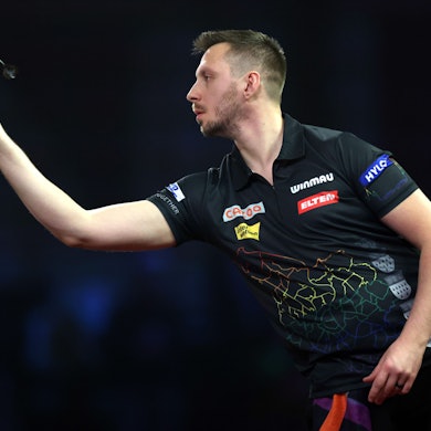 Darts-Profi Florian Hempel wirft bei der Darts-WM 2022/23 in London einen Pfeil.