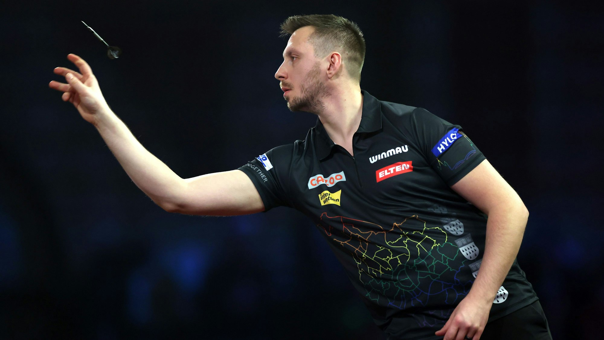 Darts-Profi Florian Hempel wirft bei der Darts-WM 2022/23 in London einen Pfeil.