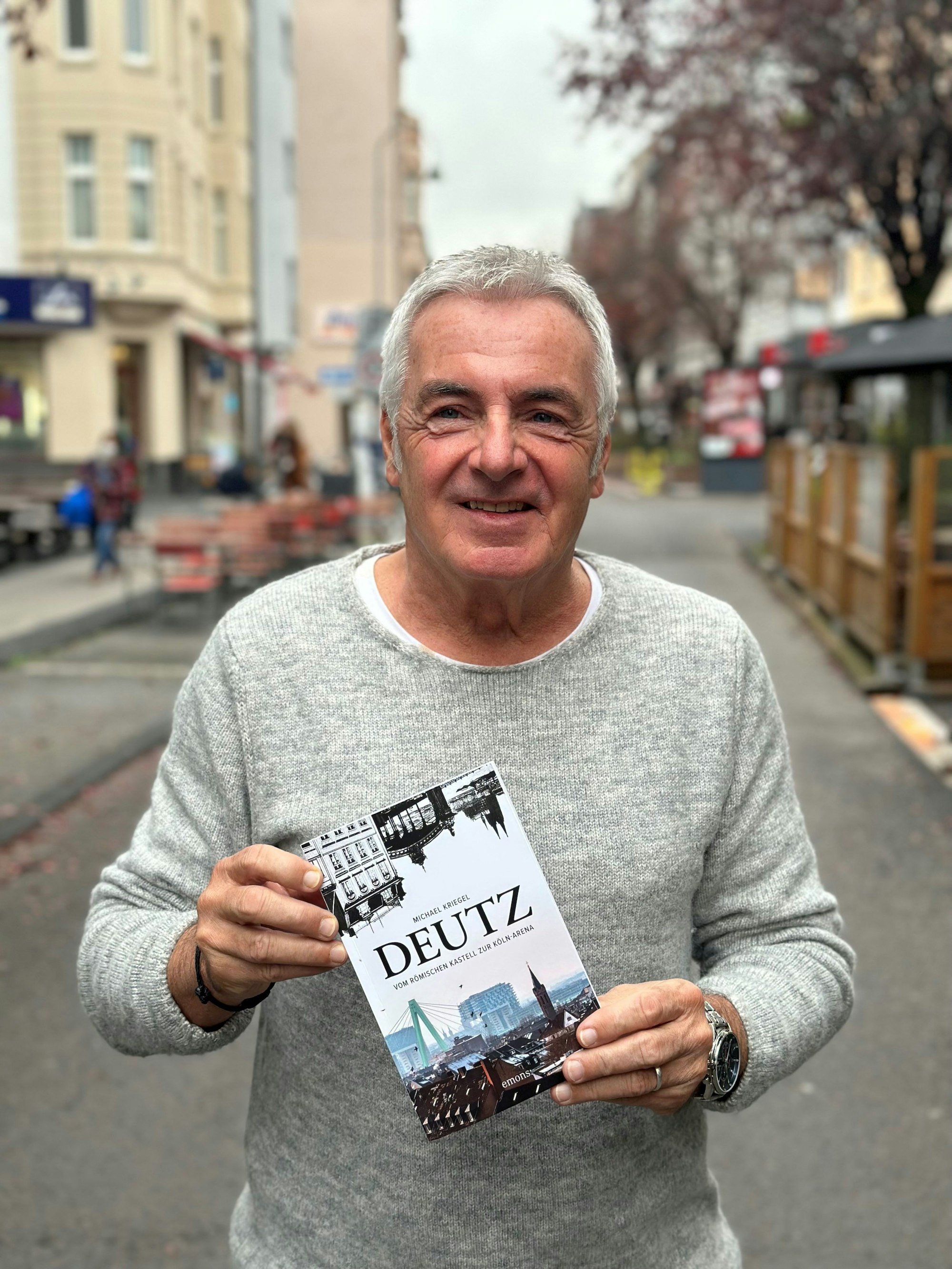 Autor Michael Kriegel präsentiert sein Buch auf der Deutzer Freiheit.