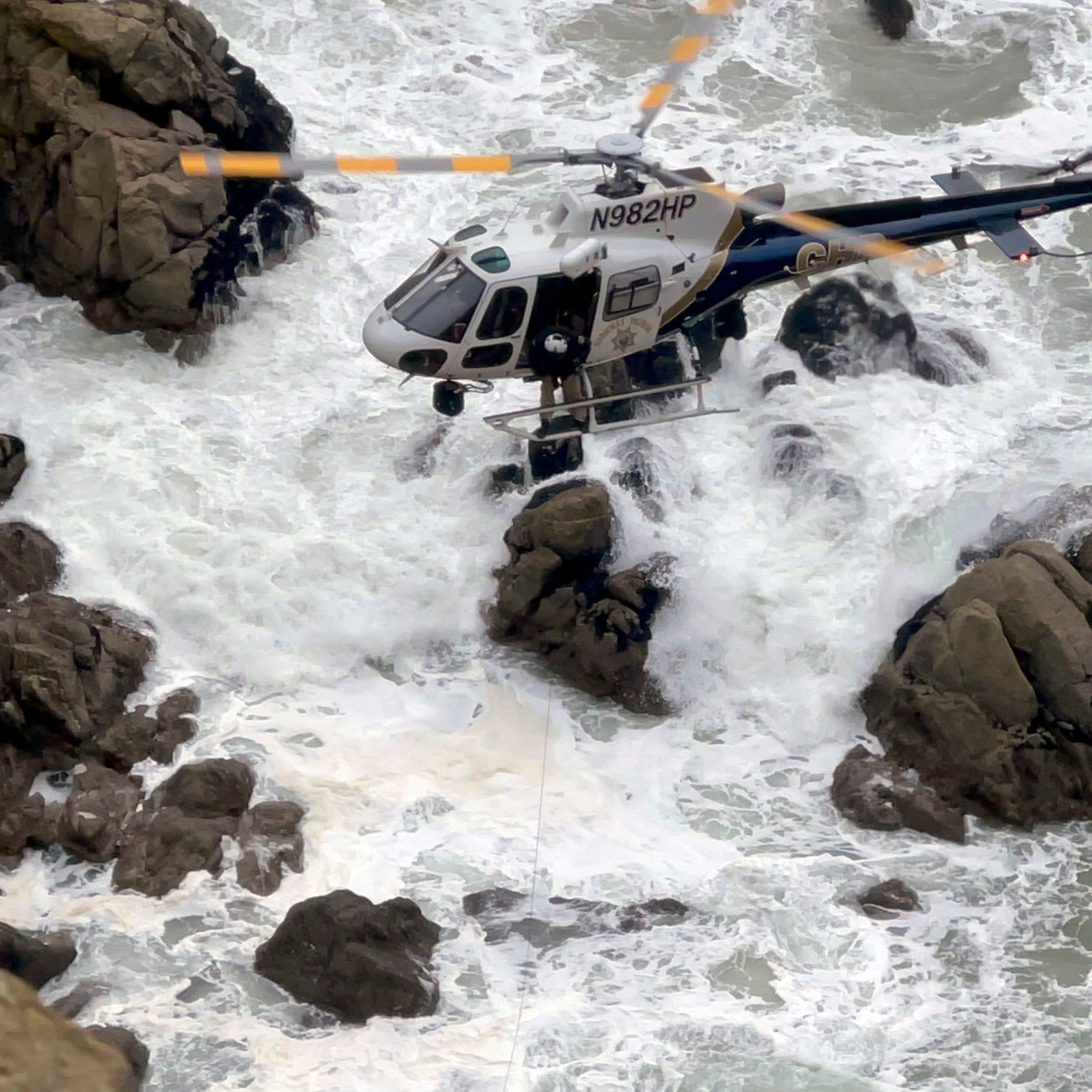 Ein Helikopter rettet die Insassen aus dem Tesla-Wrack an der „Devils Slide“, unmittelbar in der Nähe von San Fransicso.