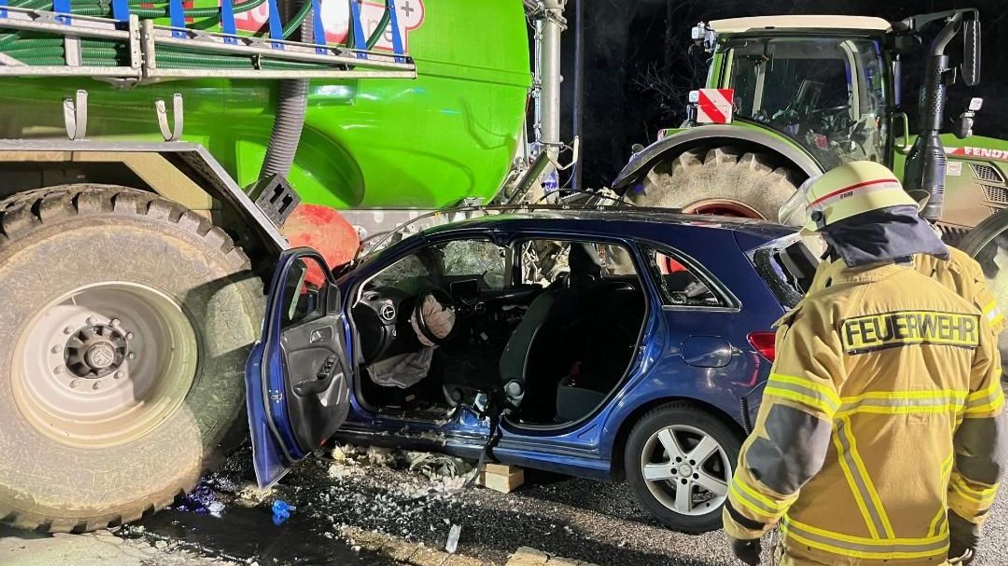 Die Front eines Fahrzeugs steckt unter einem Anhänger.