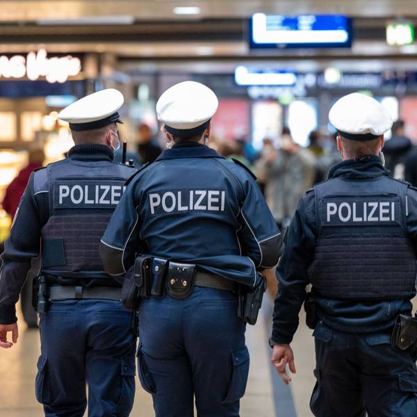Polizeibeamte patroullieren im Kölner Hauptbahnhof
