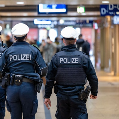 Polizeibeamte patroullieren im Kölner Hauptbahnhof