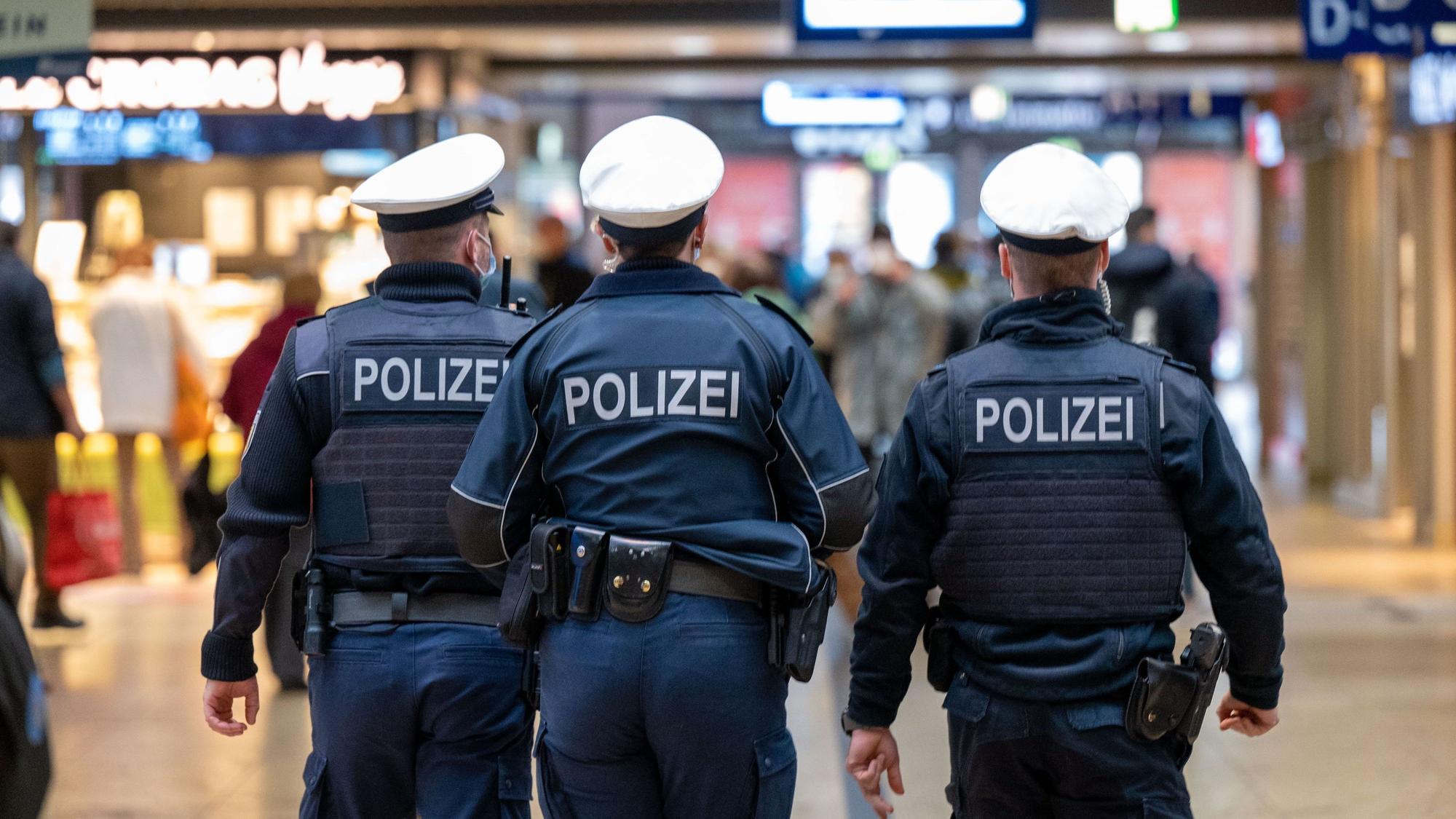 Polizeibeamte patrouillieren im Kölner Hauptbahnhof.
