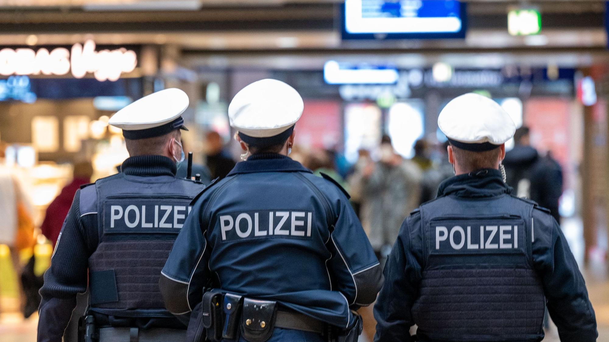 Polizeibeamte patrouillieren im Hauptbahnhof.